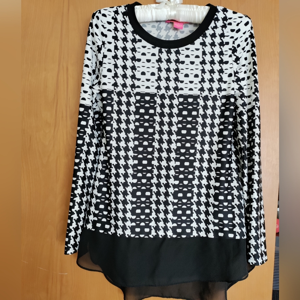 Sunny Leigh long black & white top. Houndstooth Pattern. May Be worn as a tunic.
